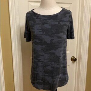 Gap Fit Camo Short Sleeve Breathe Hi Lo Tee Medium